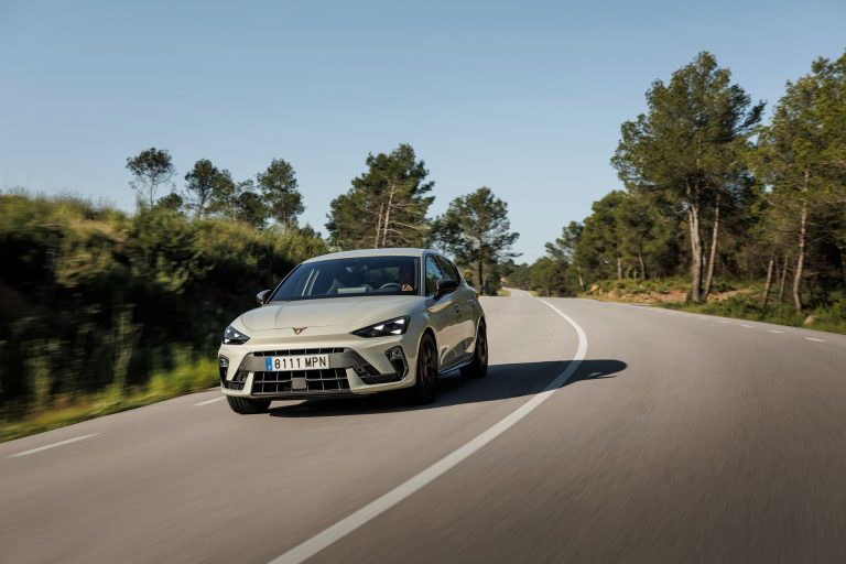¿SUV PHEV o SUV HEV para ciudad? Criterios para decidir según km/año y garaje ¿SUV PHEV o SUV HEV para ciudad? Criterios para decidir según km/año y garaje