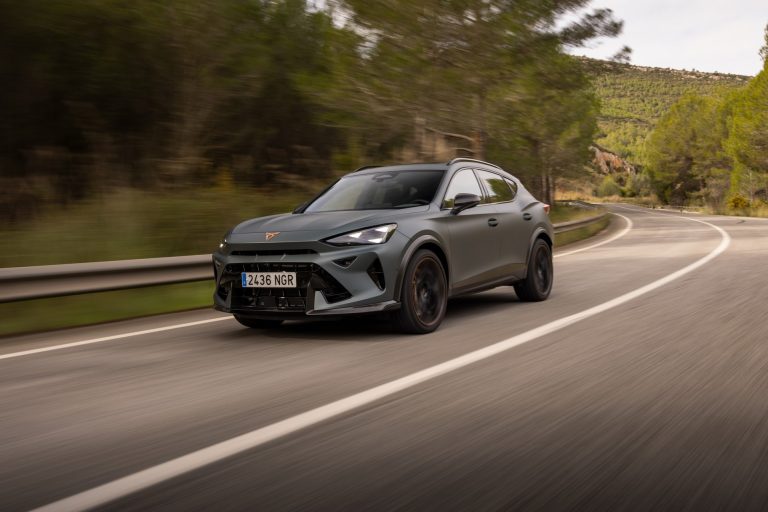 ¿SUV PHEV con tracción total o delantera? Criterios para decidir según clima y uso ¿SUV PHEV con tracción total o delantera? Criterios para decidir según clima y uso