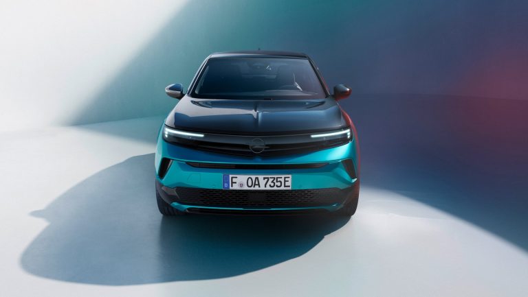 Opel Mokka Electric vs Peugeot e-2008: ¿qué SUV-B eléctrico del grupo Stellantis elegir para ciudad?
