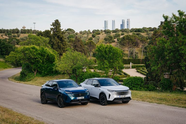 Peugeot 3008 Hybrid vs Renault Rafale E-Tech: dos SUV-C híbridos franceses con enfoque opuesto Peugeot 3008 Hybrid vs Renault Rafale E-Tech: dos SUV-C híbridos franceses con enfoque opuesto