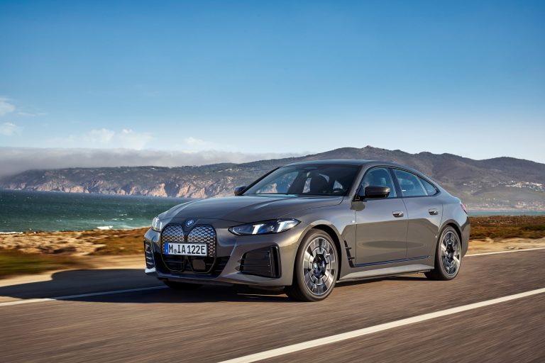¿Compacto eléctrico de 45.000 € o compacto eléctrico premium de 55.000 €? Criterios para decidir según km/año