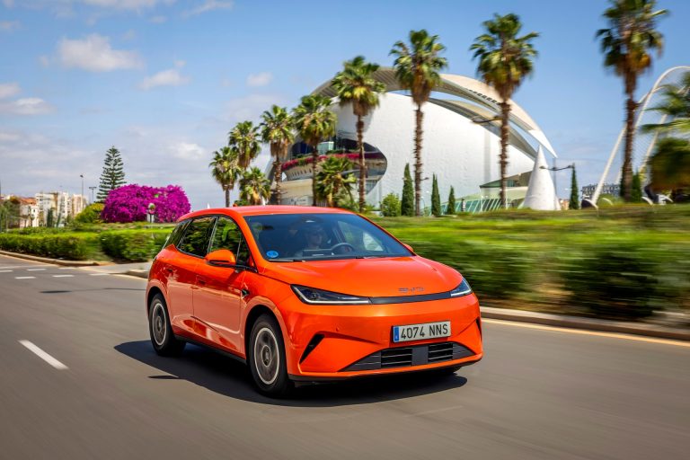 Cómo elegir un compacto eléctrico en 2026 si vives en piso sin garaje: criterios de autonomía real y carga en calle Cómo elegir un compacto eléctrico en 2026 si vives en piso sin garaje: criterios de autonomía real y carga en