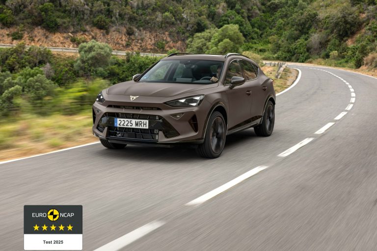 ¿Compacto eléctrico o compacto híbrido si haces 15.000 km/año sin garaje? Criterios para decidir ¿Compacto eléctrico o compacto híbrido si haces 15.000 km/año sin garaje? Criterios para decidir