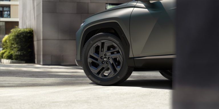 Ranking de SUV-C gasolina con mejor equipamiento de serie por debajo de 30.000 € en 2026