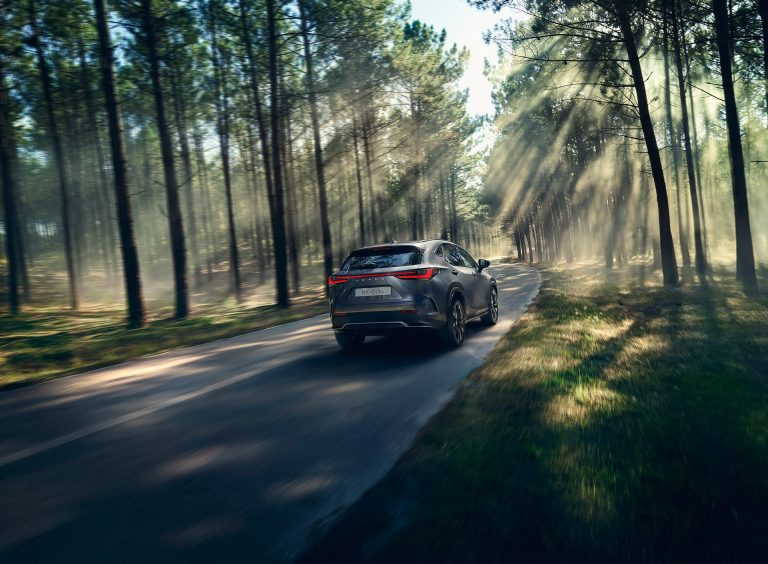 Lexus NX 450h+ vs Toyota RAV4 Plug-in: ¿qué SUV PHEV del grupo rinde mejor en uso mixto?