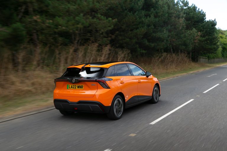MG4 vs Peugeot e-308: dos compactos eléctricos con enfoque opuesto en precio y autonomía MG4 vs Peugeot e-308: dos compactos eléctricos con enfoque opuesto en precio y autonomía