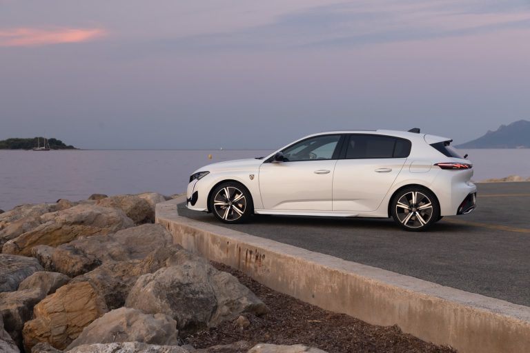 Peugeot 308 Hybrid vs Toyota Corolla vs Honda Civic: ¿qué compacto electrificado rinde mejor en uso mixto diario? Peugeot 308 Hybrid vs Toyota Corolla vs Honda Civic: ¿qué compacto electrificado rinde mejor en uso mixto diar