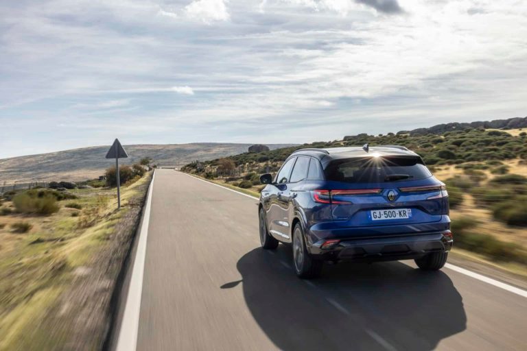 Renault Austral vs Peugeot 3008 vs Opel Grandland: ¿qué SUV-C híbrido rinde mejor a diario en 2026?