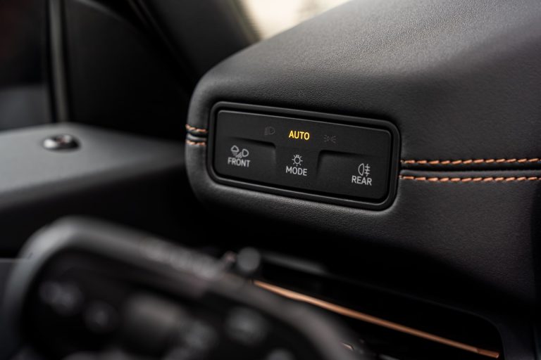 ¿Compacto eléctrico de tracción única o AWD en 2026? Criterios para decidir según clima, uso y sobrecoste