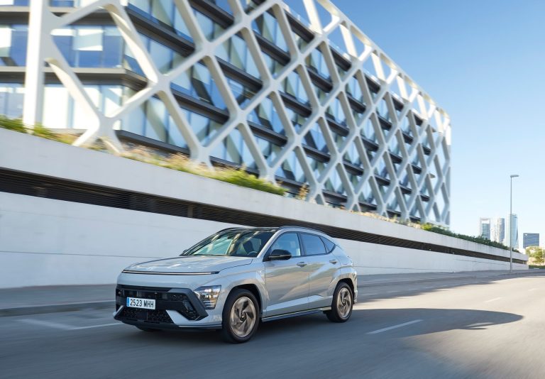 Hyundai Kona vs Jeep Avenger: ¿qué SUV-B eléctrico rinde mejor en uso mixto por debajo de 35.000 €?