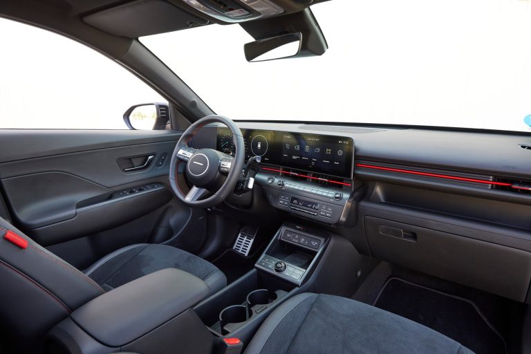 Cómo elegir un SUV eléctrico urbano en 2026 si vives en ZBE: criterios de etiqueta, autonomía diaria y carga e