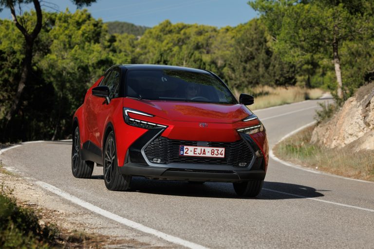 Toyota C-HR vs Honda ZR-V: ¿qué SUV-C híbrido ofrece mejor relación precio-consumo en viajes en 2026? Toyota C-HR vs Honda ZR-V: ¿qué SUV-C híbrido ofrece mejor relación precio-consumo en viajes en 2026?